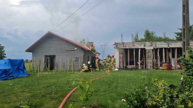 Pożar domu w Mrowli: W budynek uderzył piorun! Pożar gasiło 34 strażaków 