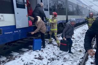 Dramat w pociągu PKP Intercity pod Kielcami. Do akcji w polu musieli wkroczyć strażacy