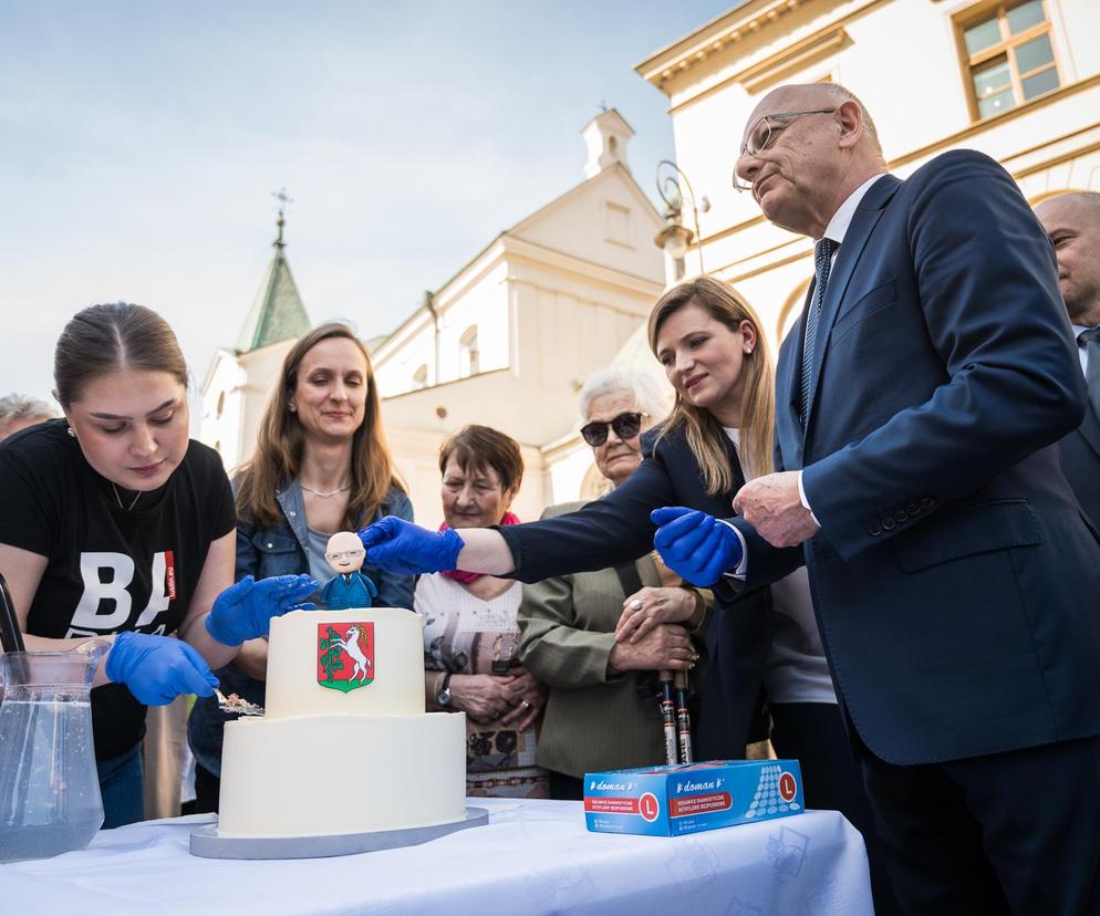 Prezydent Krzysztof Żuk rozdawał tort na deptaku w Lublinie
