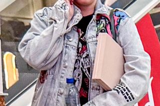 Marcin Hakiel. Bawi, karmi, wychowuje.