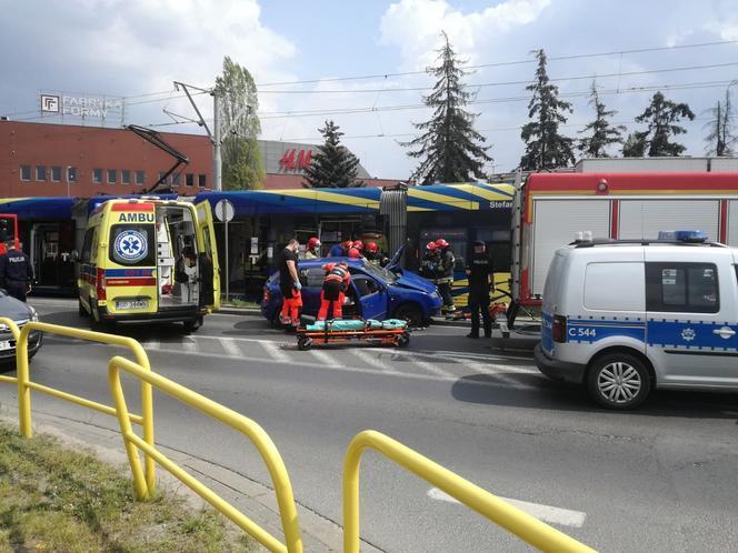 Wypadek niedaleko Dworca Wschodniego w Toruniu. Skoda uderzyła w tramwaj