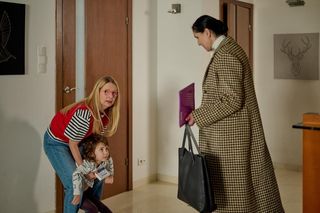 	Na Wspólnej odc 4025. Renata (Marta Jankowska), urzędniczka (Katarzyna Dworak), Zosia (Julia Horyń)