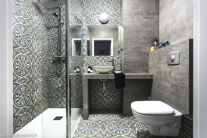 Mała łazienka: mocne wzory i kolor szary złagodzone białą ceramiką
