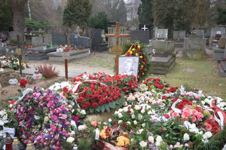 Zmiany na grobie Kamińskiego już kilka dni po pogrzebie. Ktoś się mocno napracował