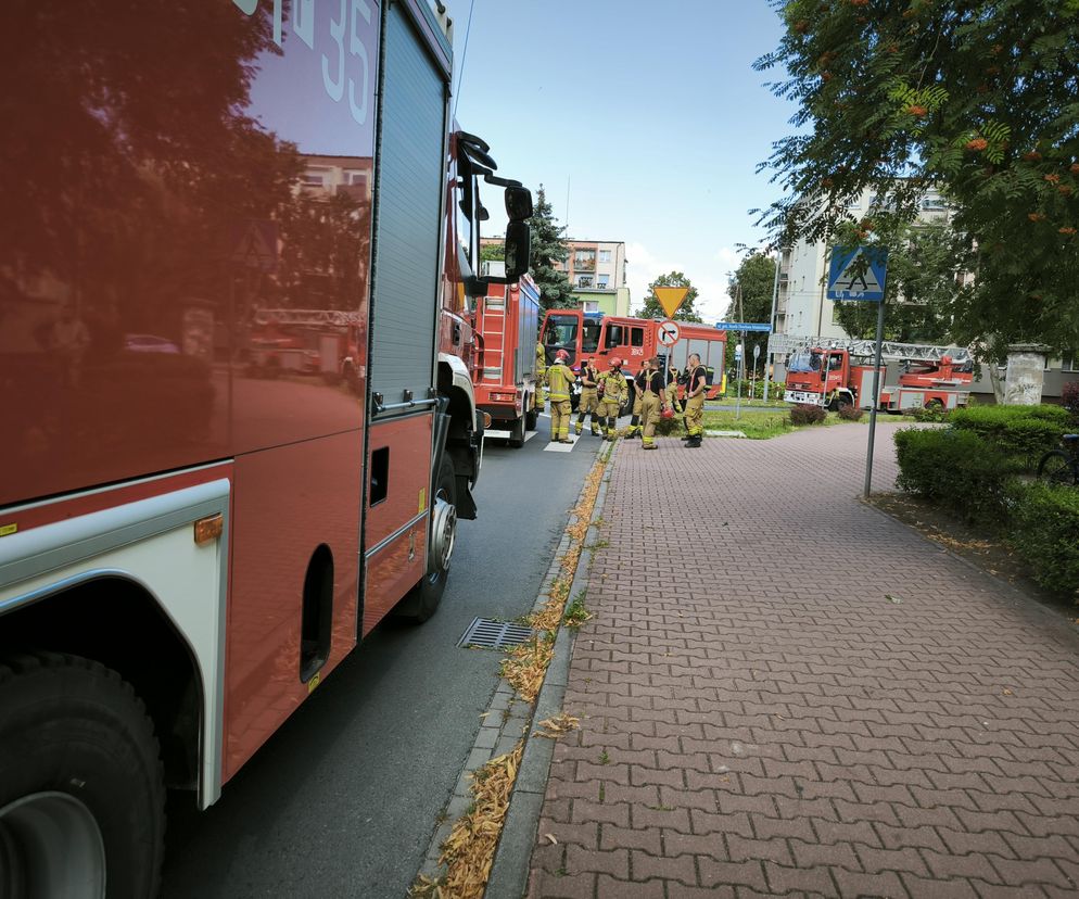 Strażacy przy Zwycięstwa. Dym w mieszkaniu, kobieta pod opieką