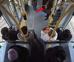 Szokujące sceny z tramwaju w Warszawie. Opublikowano właśnie nagranie. „Trzymaj się mocno”