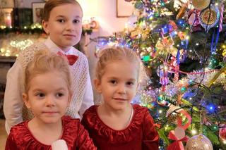 Święta w M jak miłość odcinek specjalny.Misiek (Aleksander Bożyk), bliźniaczki Emilka i Zuzia (Julia,Marcelina Kempka)