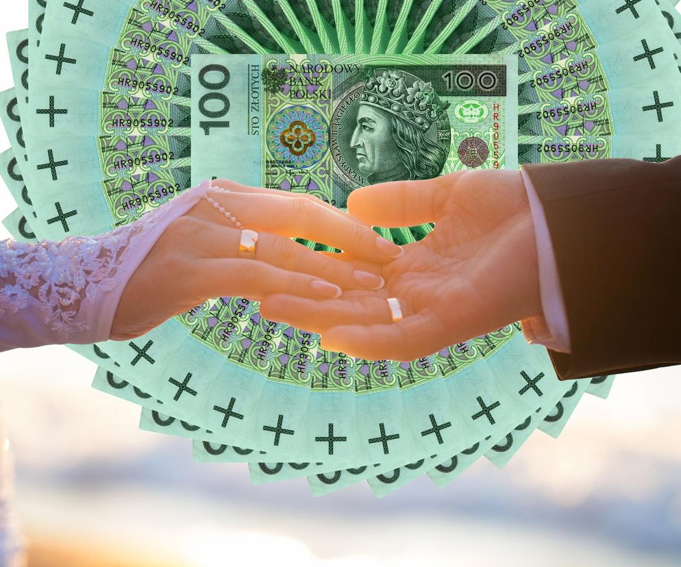 Dłonie pary młodej z obrączkami, splecione nad wachlarzem banknotów 100-złotowych, symbolizujące finansowe wsparcie dla małżeństw z długim stażem. Artykuł na Super Biznes informuje o petycji do Senatu w sprawie 500 plus dla małżeństw.