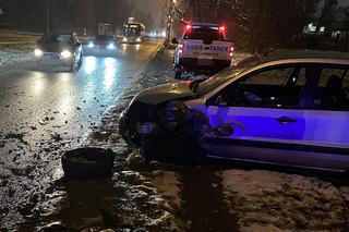 Warszawa. Czołowe zderzenie osobówek w Rembertowie. Jedna osoba trafiła do szpitala 
