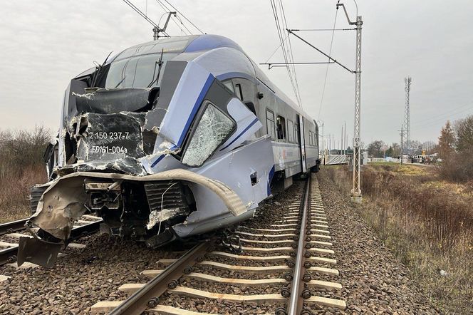 Na przejeździe kolejowym w msc. Nowa Sucha (pow. sochaczewski) doszło do zderzenia pociągu pośpiesznego z ciężarówką