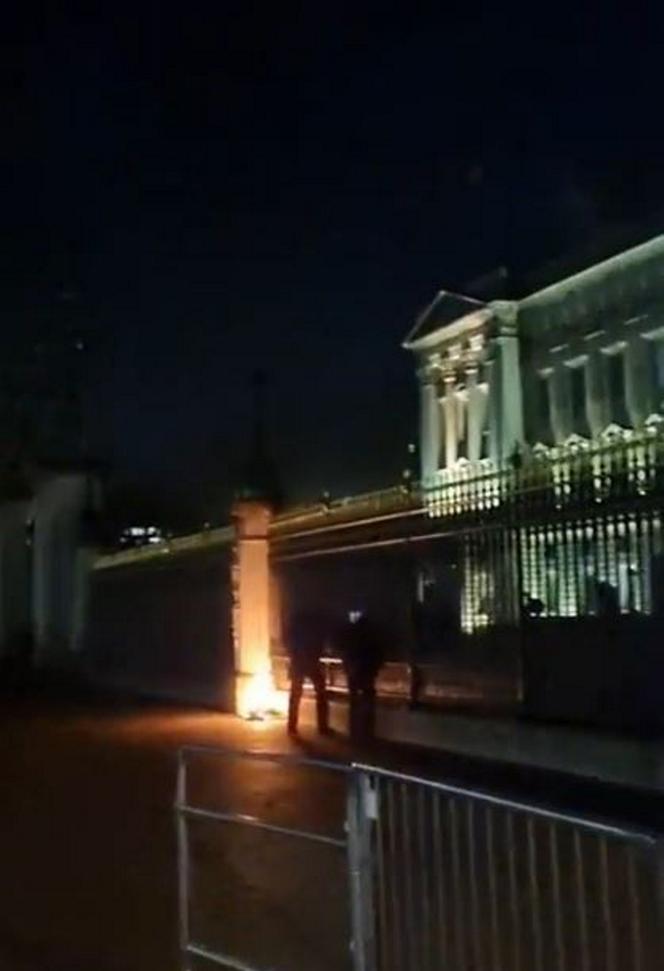 Pałac Buckingham podpalony! Płomienie w rezydencji rodziny królewskiej