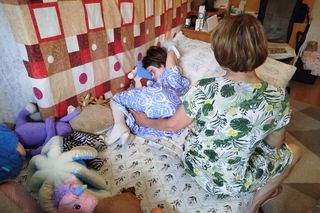 By pomóc, wystarczy wpłacić dowolną kwotę na konto Fundacji Dzieciom „Zdążyć z pomocą” nr 15 1060 0076 0000 3310 0018 2615 z dopiskiem „2010 Karolina Sienicka – darowizna na pomoc i ochronę zdrowia”. 