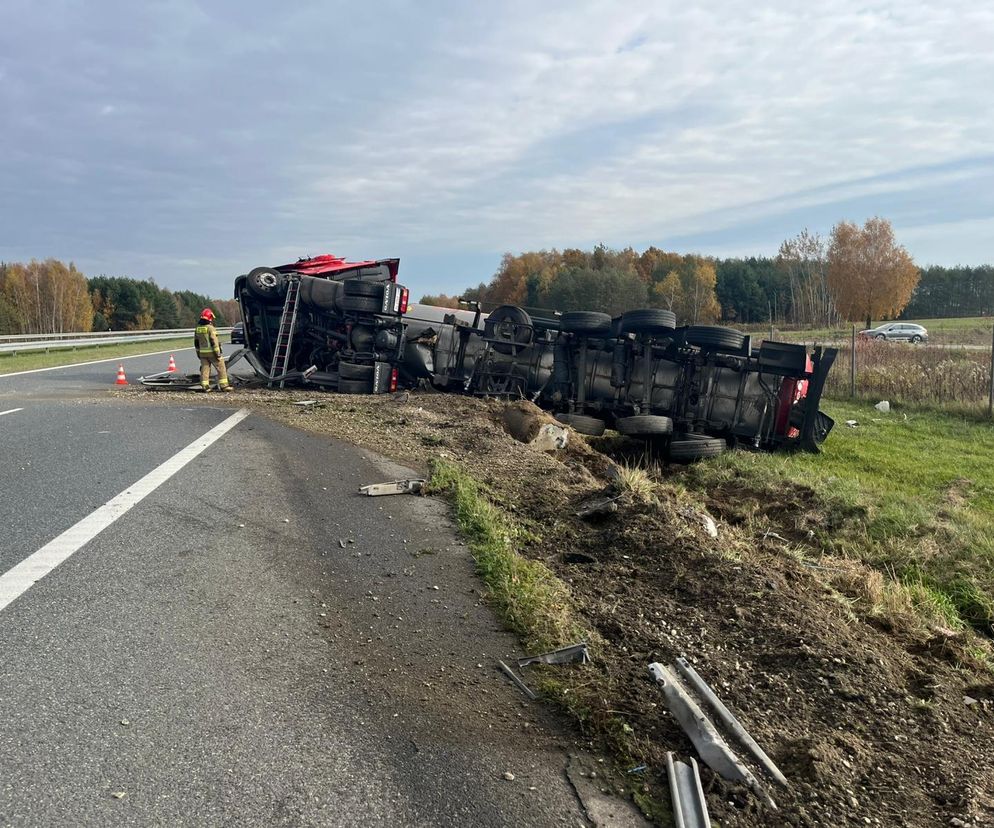Incydent na A4 pod Tarnowem. Ciężarówka z 23 tonami farby przewróciła się na autostradzie