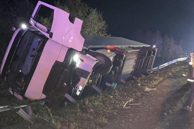 Paraliż na trasie S8. Ciężarówka huknęła w Volkswagena stojącego na poboczu 