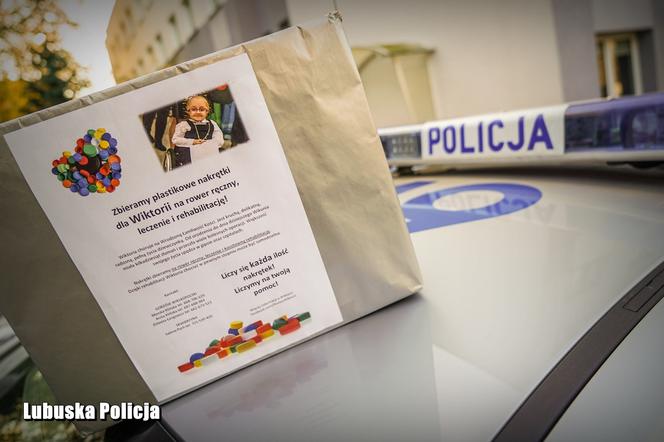 Gorzowscy policjanci dzielnie zbierali... nakrętki by pomóc Wiktorii