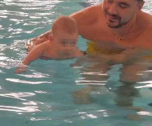 Daniel Martyniuk uczy syna pływać