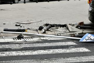 Wjechał w słupki, dostał 1500 zł mandatu. Kolejny wypadek w centrum Warszawy