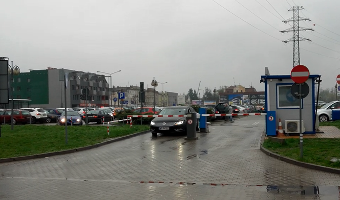 Parkowanie przy szpitalu na Borowskiej. Problem dla rodzin pacjentów i okolicznych mieszkańców [WIDEO, AUDIO]