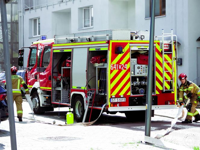 Pożar i wybuchy w mieszkaniu bloku w Tychach