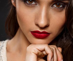 Jesienne trendy w makijażu. Te kolory na ustach i powiekach będą świetnym dopełnieniem ciepłej garderoby