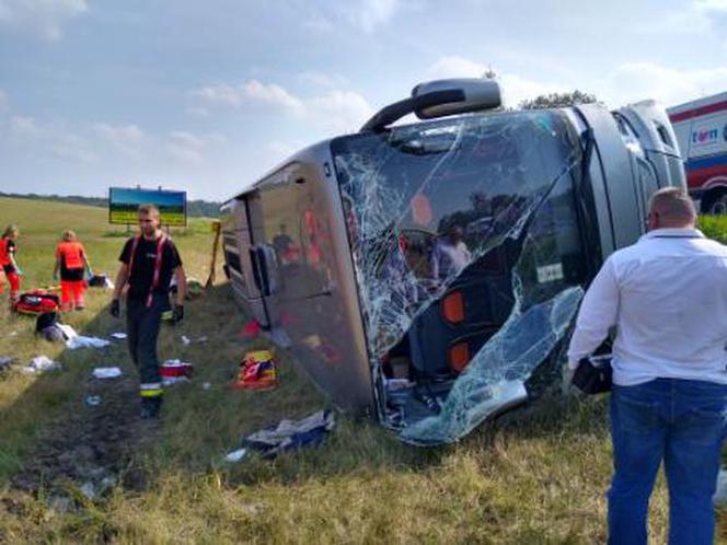 DK 53: Wypadek autokaru z pielgrzymami. 8 osób w szpitalu!