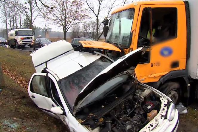 Śmiertelny wypadek z udziałem busa pod Łodzią. Jedna osoba nie żyje, 19 rannych [WIDEO]