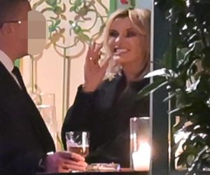 Anna Lewandowska w nocy pali elektryczne papierosy