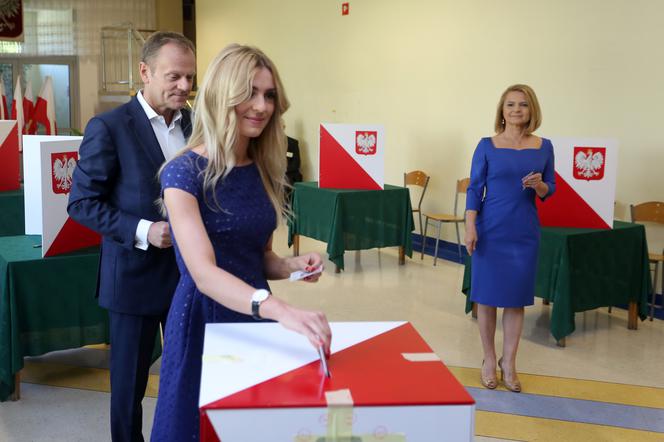 Donald Tusk głosuje z rodziną