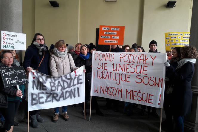 Rodzice protestowali przed sesją Rady Miejskiej Wrocławia