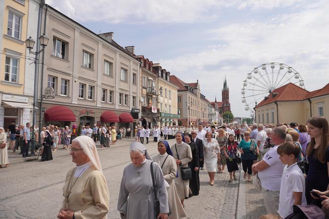 Boże Ciało 2024. Tłumy wiernych przeszły w procesji ulicami Białegostoku