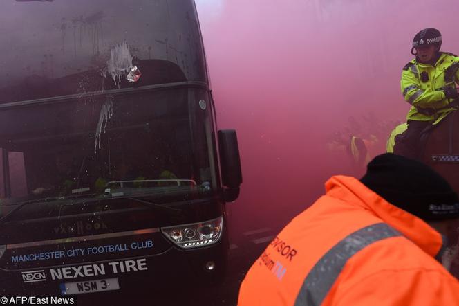 Liverpool - Manchester City, uszkodzony autokar, autobus