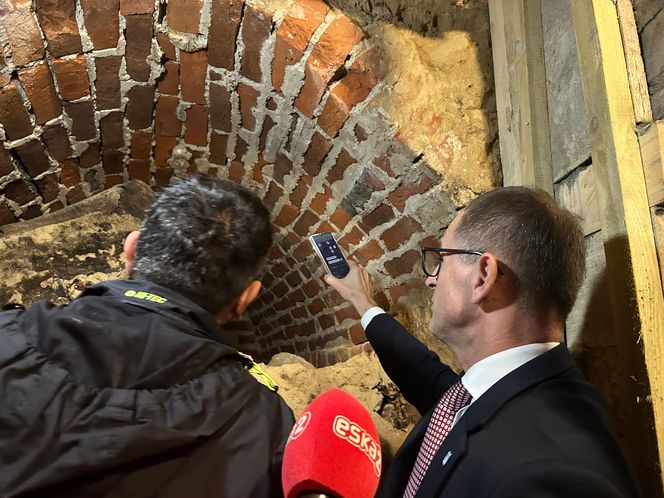 Pierwsze odkrycia w tajemniczej krypcie w Kazimierzu Biskupim