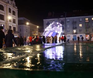 Bytomski rynek świeci się jak choinka. Gwiazda DeLoreana rozświetliła Bytomski Jarmark Świąteczny