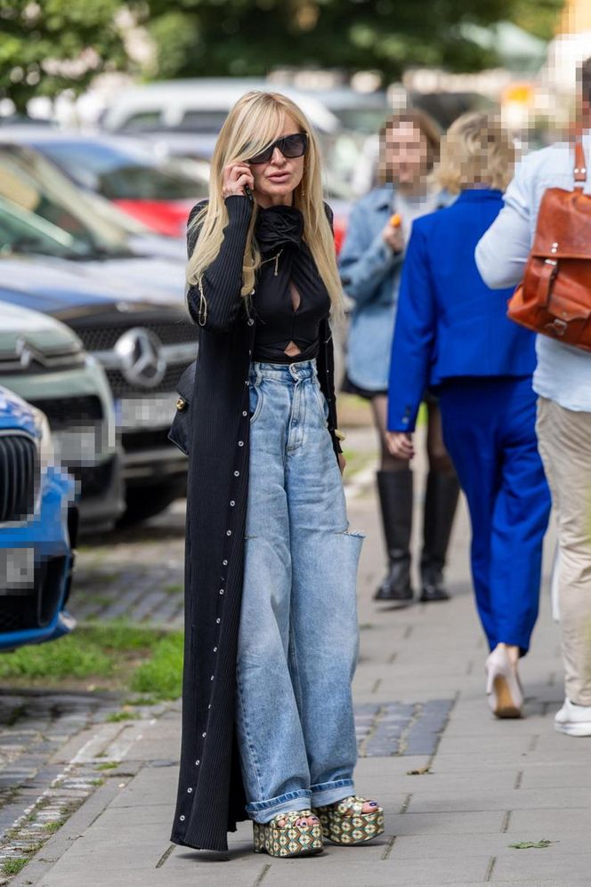 Monika Olejnik w butach Miu Miu za krocie i porwanych dżinsach! Ta stylizacja szokuje