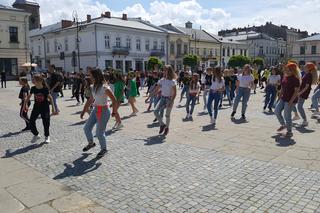 Młodzież z Nowego Sącza zatańczyła przed ratuszem