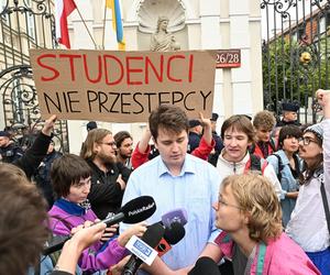 Protest studentów pod bramą Uniwersytetu Warszawskiego 