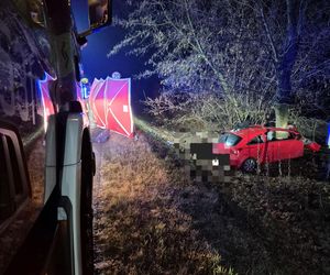 Huknął oplem w drzewo, pień przepołowił auto. Tragedia w Nowym Dworze Mazowieckim