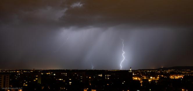 Spektakularne wyładowania nad Krakowem. To nie jest fotomontaż!