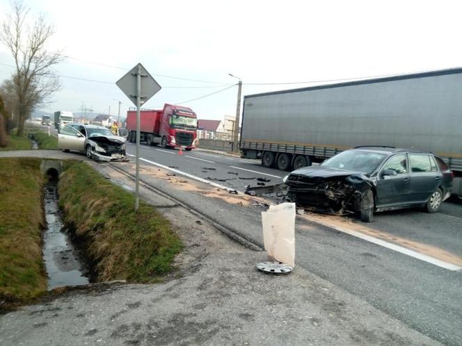 Czołowe zderzenie w Kostomłotach, przy wlocie do Kielc. Kierujący pojazdami trafili do szpitala