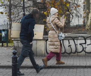 Joanna Koroniewska ogląda deski na ulicy