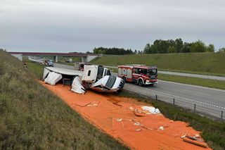 Groźny wypadek na autostradzie A1 w Śląskiem. Samochód ciężarowy wjechał w busa