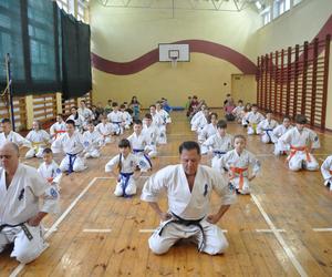 Akademia Karate w Skarżysku. Certyfikaty na wyższe stopnie dla wychowanków klubu