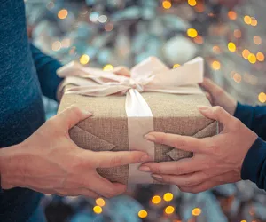 Jak nie dać się oszustom w święta i zwrócić niechciany prezent? Ekspert radzi