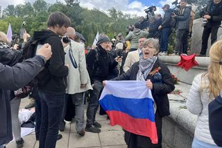 Krew, transparenty i prześmiewcza rzeźba Putina. Protest na cmentarzu w Warszawie