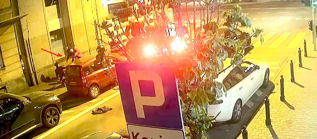 Brutalny atak na młodą parę w centrum. Rozpoznajecie tych mężczyzn?