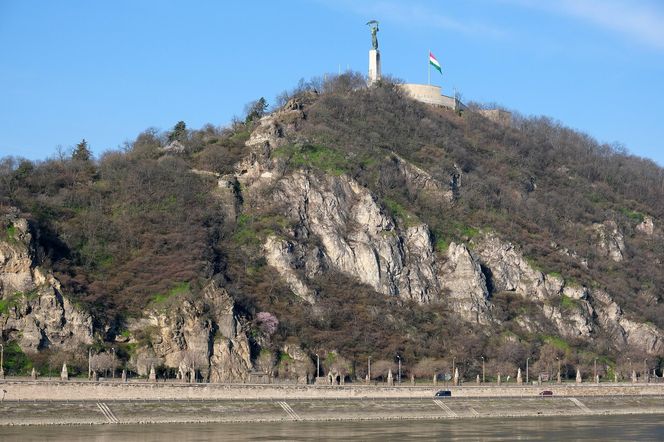 Góra Gellerta, na której znajduje się cytadela oraz Pomnik Wolności 