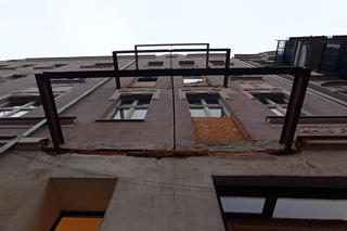 Zabrali ludziom balkony, wejścia zabili dyktą. Mieszkańcy są wściekli. Kuriozalna sytuacja w centrum Szczecina