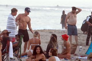 Cody Simpson “czaruje” dziewczyny na plaży. Już się pozbierał po rozstaniu z Miley Cyrus?