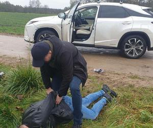 Zbili szybę, ale odzyskali skradzionego Lexusa. Akcja policji koło Łomży 