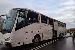 W auto w rowie wjechał autokar. Kilka osób trafiło do szpitala